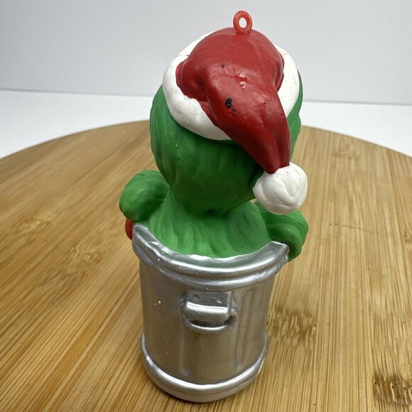 Sesame Street Oscar The Grouch Plastic Christmas Ornament Trash Can Santa Hat - Picture 3 of 9